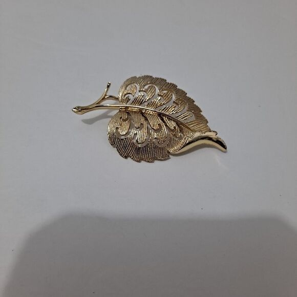 Goldtone Leaf brooch NWOT - Picture 5 of 7